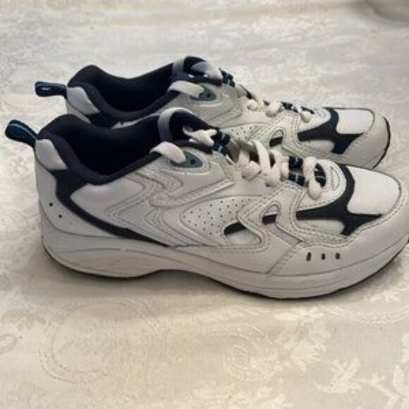 Women’s size 9 sneakers NWT - Picture 3 of 7